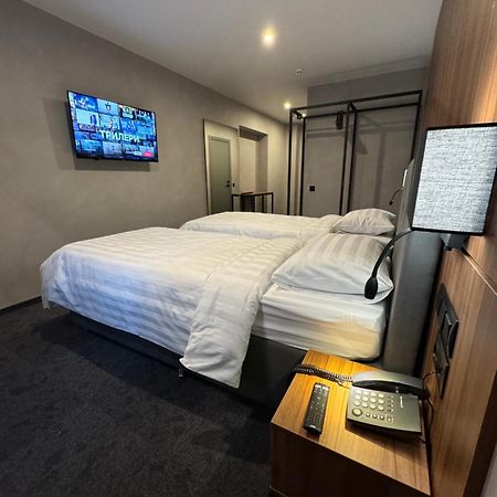 Alir Hotel ชึโตเมอร์ ภายนอก รูปภาพ