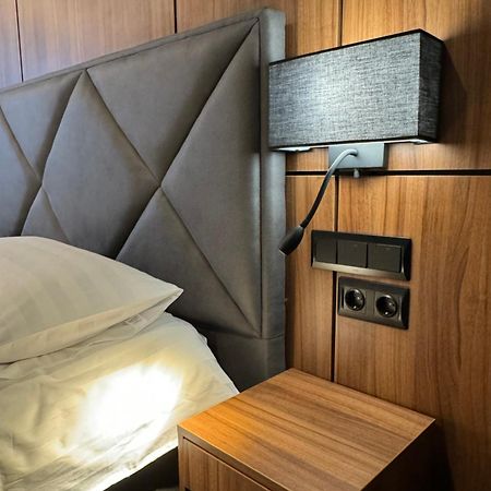 Alir Hotel ชึโตเมอร์ ภายนอก รูปภาพ