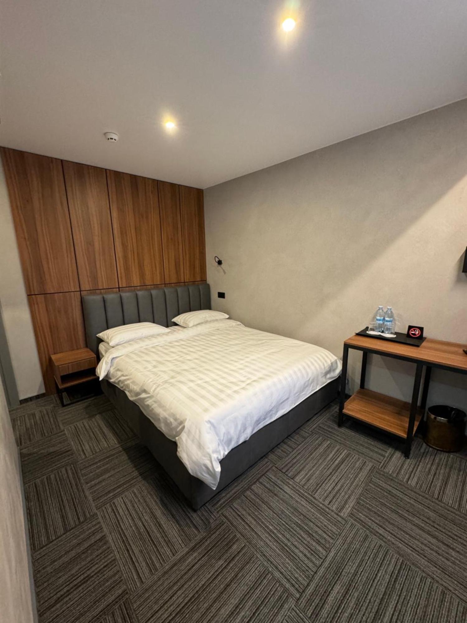 Alir Hotel ชึโตเมอร์ ภายนอก รูปภาพ