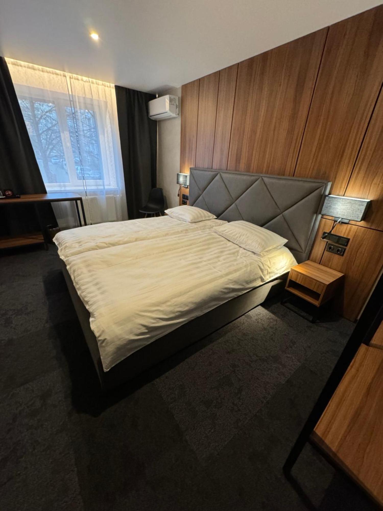 Alir Hotel ชึโตเมอร์ ภายนอก รูปภาพ