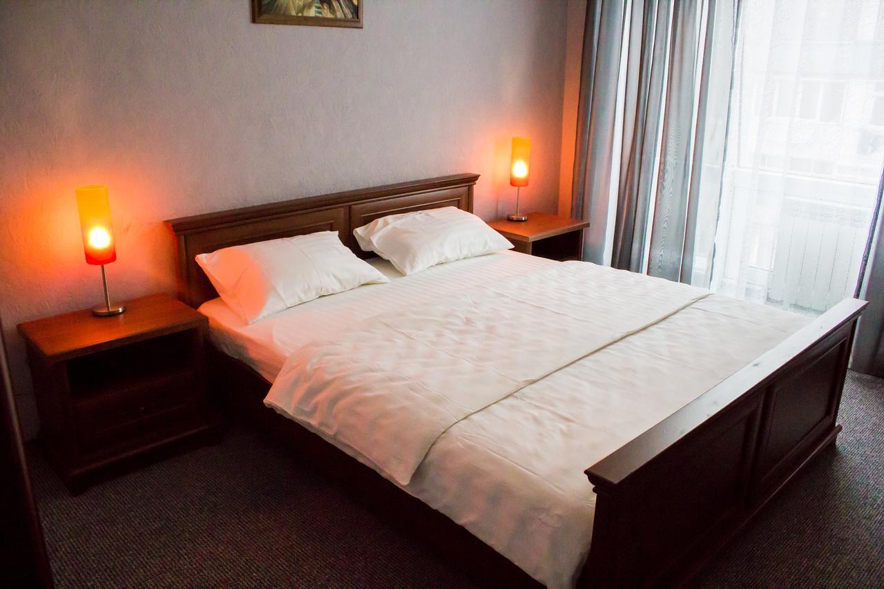 Alir Hotel ชึโตเมอร์ ภายนอก รูปภาพ