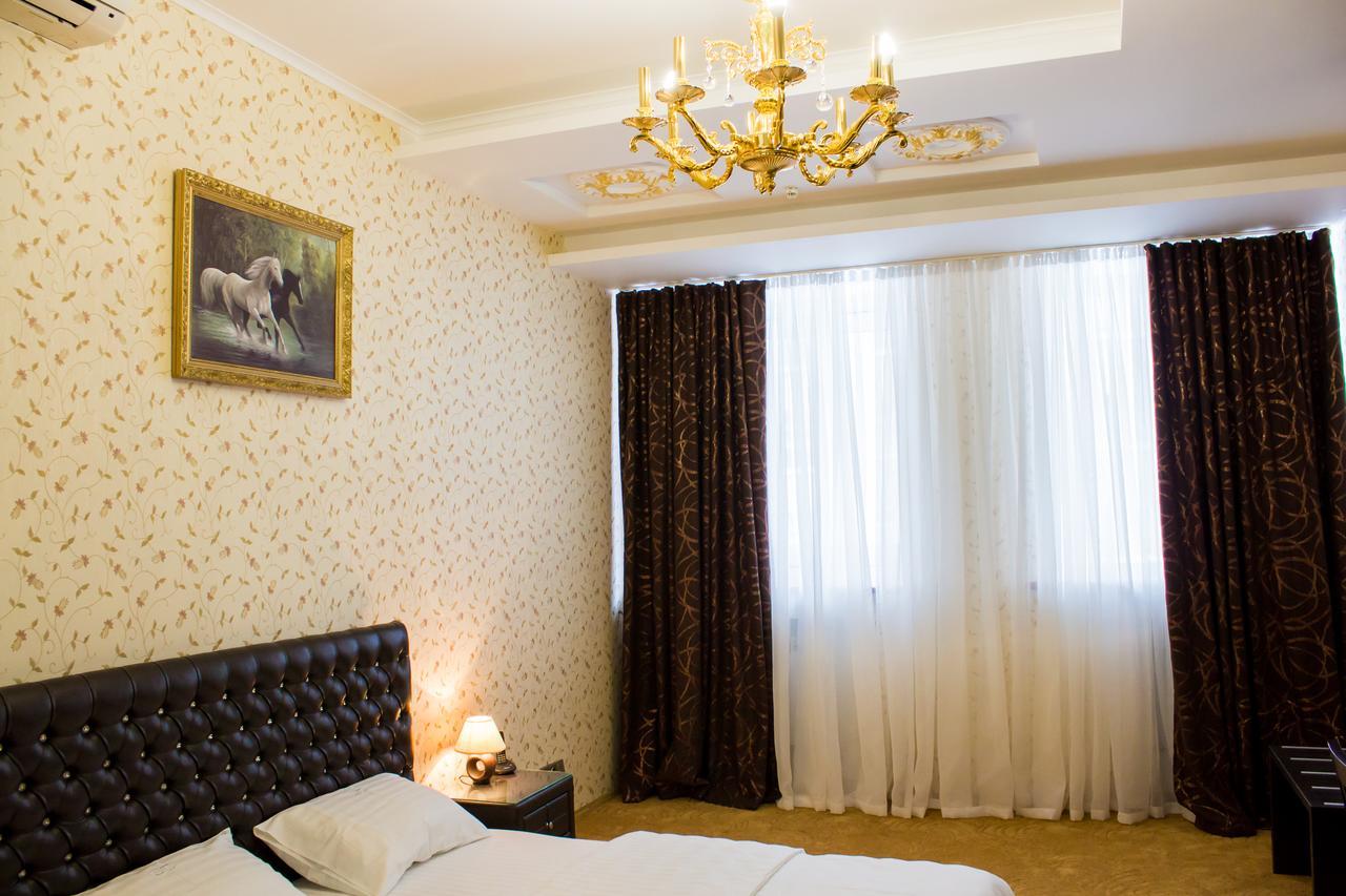 Alir Hotel ชึโตเมอร์ ภายนอก รูปภาพ