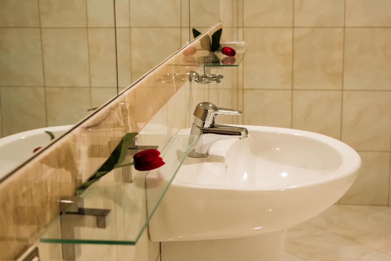 Alir Hotel ชึโตเมอร์ ภายนอก รูปภาพ