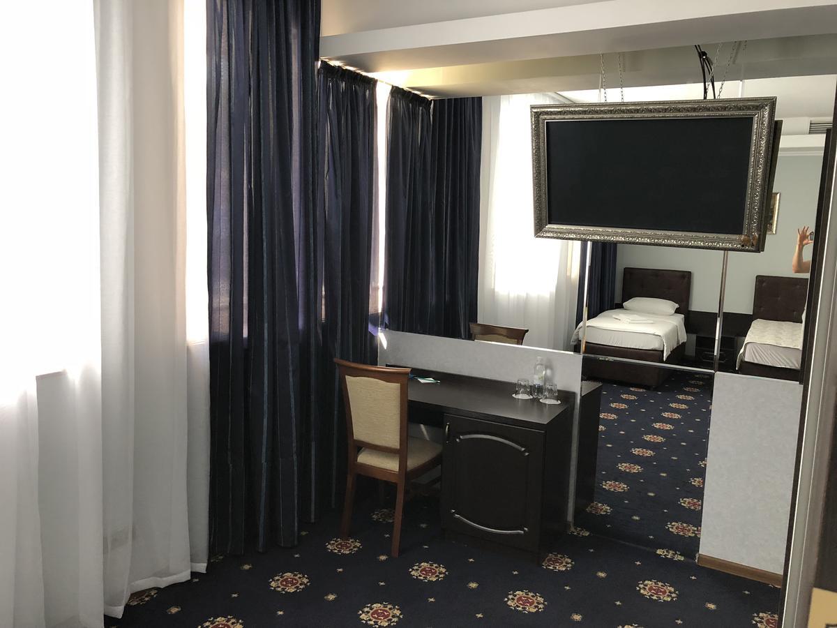 Alir Hotel ชึโตเมอร์ ภายนอก รูปภาพ